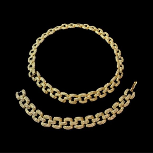 ✨Elegant Vintage Monet Gold Chain Necklace and Bracelet Set - Picture 5 of 5